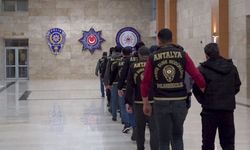 Antalya'da kendilerini polis ve savcı olarak tanıtıp dolandırıcılık yapan 12 zanlı tutuklandı