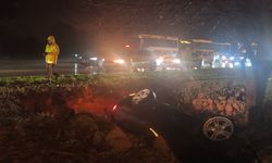 Antalya'da refüjdeki çukura düşen otomobildeki 3 kişi yaralandı