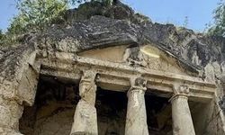 Boyabat’ta Salar Köyü Kaya Mezarı Ziyaretçi Çekiyor