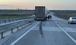 Edirne’de 16 Ton Biber Yüklü Tır Bariyerlere Çarptı