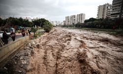GÜNCELLEME 2 - Mersin'de kuvvetli yağış hayatı olumsuz etkiliyor