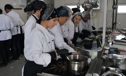 Kahramanmaraş'ta aşçılık öğrencileri, taşımalı öğrenciler için yemek çıkartıyor