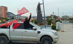 Kozan'da, terör örgütü YPG/SDG yandaşlarının Türk bayrağına saldırısına tepki