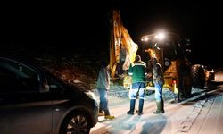 Mersin'de kar nedeniyle yolda mahsur kalan araçtaki 3 kişi kurtarıldı