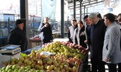 Seydi Gülsoy Bahçe’de Pazar Esnafına Hayırlı Cuma Diledi