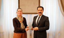 'Yaşayan İnsan Hazinesi' ödüllü ipek böceği yetiştiricisi Emel Duman'a plaket verildi