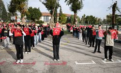 Adana'da ortaokul öğrencilerinden Türk bayraklı koreografi