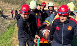 Adana'da şarampole yuvarlanan kamyonun sürücüsü yaralandı