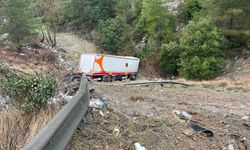 Adana'da şarampole yuvarlanan tırdaki 2 kişi yaralandı