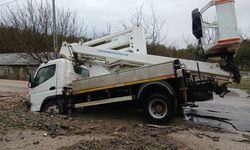 Adana'da su borusunun patlaması sonucu oluşan çukura düşen araçta hasar meydana geldi