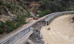 Adana'nın Saimbeyli ilçesinde sağanak nedeniyle Feke kara yolu ulaşıma kapandı