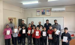 Aladağ'da öğrencilere Kur'an-ı Kerim hediye edildi