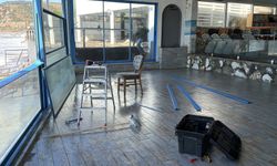 Alanya'da dev dalgaların restorana verdiği hasar kamerada