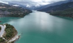 Alanya'da tam doluluğa ulaşan Dim Barajı'ndan su tahliyesi yapıldı