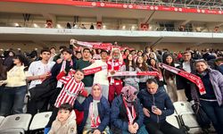 Antalya'da 80 öğrenci Antalyaspor-Samsunspor maçının ardından tribünü temizledi