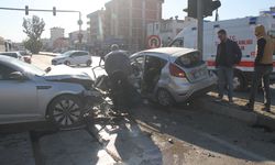 Antalya'da iki otomobilin çarpışması sonucu 2 kişi yaralandı