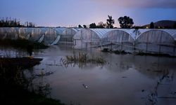 Antalya'da kuvvetli sağanak hayatı olumsuz etkiliyor