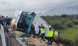 Antalya'da yolcu otobüsü şarampole devrildi