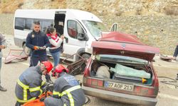 Burdur'da minibüsle otomobilin çarpıştığı kazada 2 kişi öldü, 4 kişi yaralandı