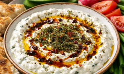 Osmaniye’de Ramazan Sofralarına Yakışır Meze: Zahterli Yoğurt Tarifi