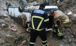 Hatay'da devrilen otomobildeki 3 kişi yaralandı