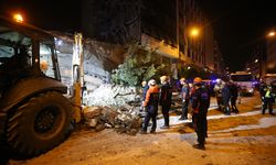 Hatay'da kadın ve çocuğun yıkılan binanın toz bulutundan kaçması güvenlik kamerasında