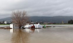 Hatay'da sağanak nedeniyle bazı evleri ve tarım arazilerini su bastı