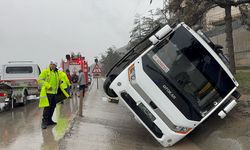 Isparta'da cezaevi nakil aracının devrildiği kazada 11 kişi yaralandı
