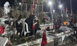 Kahramanmaraş'ta depremlerin üçüncü yılında mezarlık ziyaretleri geceden başladı