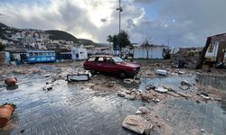 Kaş'ta dalgalar tekne ve işletmelere zarar verdi