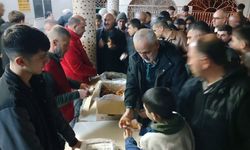 Kızılay Kadirli Şubesi’nden Berat Kandili’nde Vatandaşlara İkram