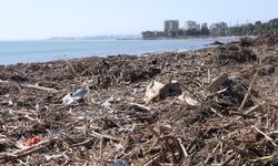 Mersin'de sağanağın etkisiyle balçık biriken Millet Bahçesi sahili temizliyor