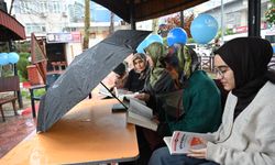 Osmaniye'de yağmurda şemsiye altında kitap okudular