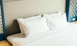 Otel Yataklarındaki Dört Yastığın Sırrı Sadece Dekor Değil