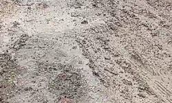 Kadirli’de yollar çamur içinde Mahalleli evine zor giriyor