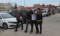 Adana'da camını kırdıkları araçlardan hırsızlık yapan 2 zanlı tutuklandı