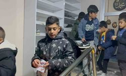 Aksaray'da teravih namazına gelen çocukların ayakkabılarına harçlık konuldu