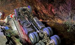 Alanya'da şarampole devrilen kamyondaki 1 kişi öldü, 1 kişi yaralandı