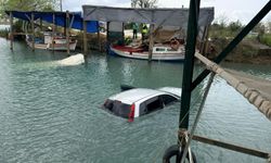 Antalya'da dereye düşen otomobildeki 3 kişi yüzerek kurtuldu