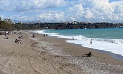 Antalya'da güneşli havayı fırsat bilenler sahillerde vakit geçirdi