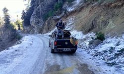 Antalya'nın yüksek kesimlerinde buzlanma olan yollarda tuzlama çalışması yapıldı