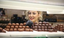 Devlet desteğiyle kurduğu imalathanede hemcinsleriyle çikolata üretiyor