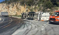 Gazipaşa'da muz yüklü tır devrildi