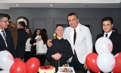 Hatay'da 50 yaşına giren down sendromlu için sürpriz doğum günü kutlaması yapıldı