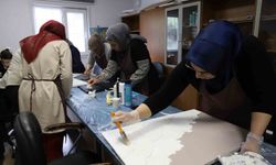Kadınlar atölyede hem üretiyor hem dayanışmayı büyütüyor