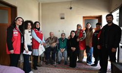 Kadirli’de Kızılay’dan  Yaşlılara Kapı Kapı Destek