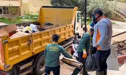 Mersin'de bir evden 7 kamyon çöp çıkarıldı