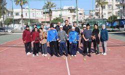 Mersin'in Akdeniz ilçesinde gençler için tenis kursu veriliyor