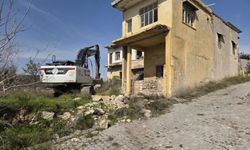 Mersin'in Akdeniz ilçesinde iki katlı metruk bina kontrollü şekilde yıkıldı