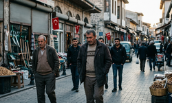 Osmaniye’de Elleri Cebinde Yürüyenler Ne Anlatıyor?